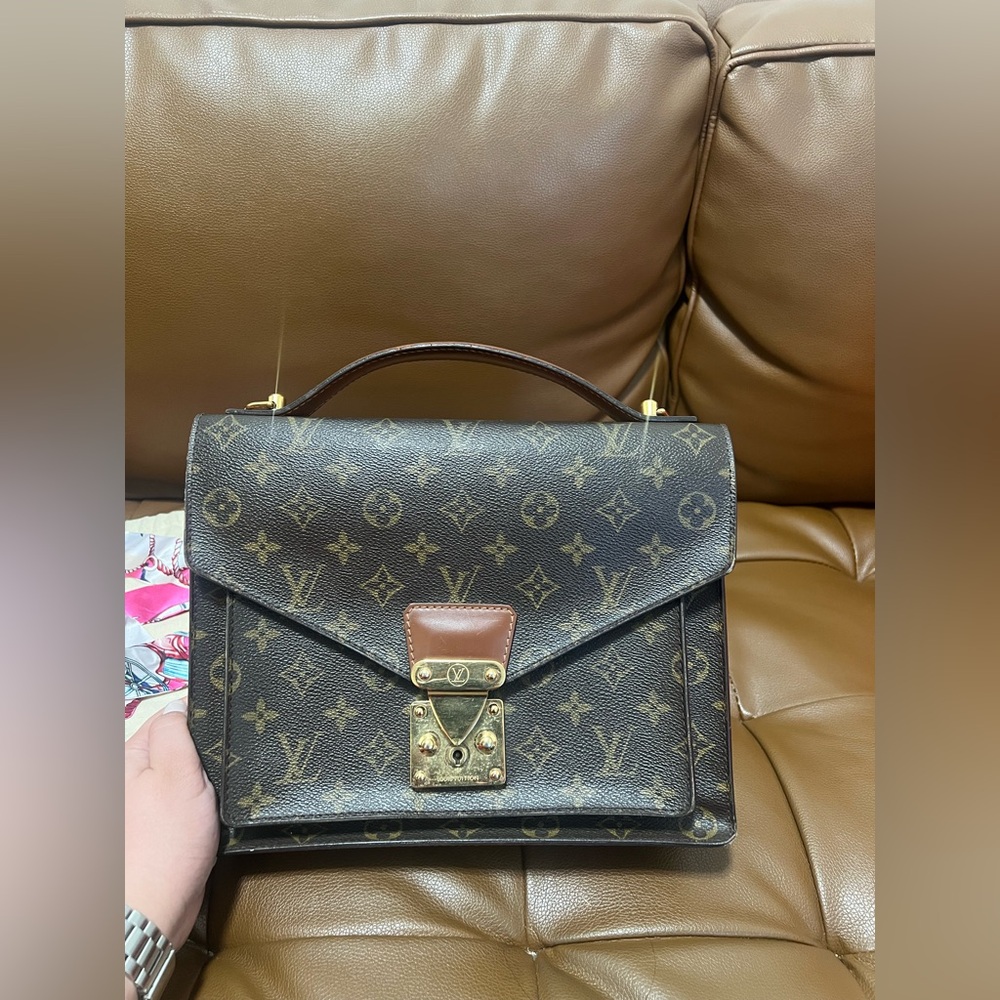 AUTHENTIC LOUIS VUITTON Monogram
Monceau ✨